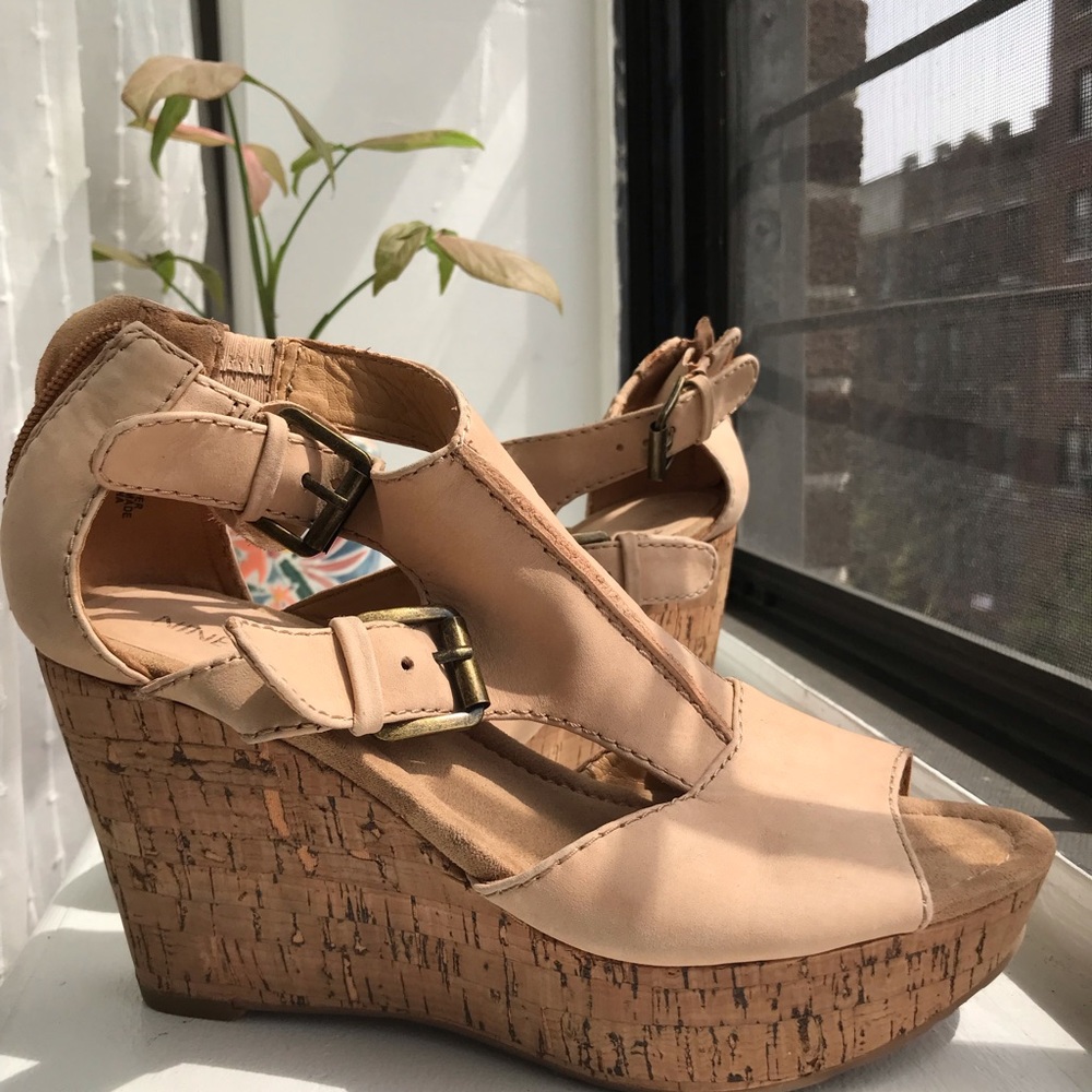 Nine West tan Wedges
